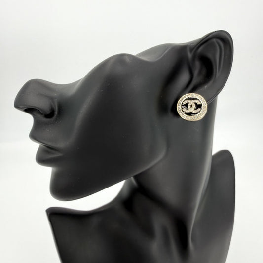 【開店SALE】 CHANEL シャネル ピアス ココマーク アクセサリー ラウンド 25/26AW ラインストーン GP B25B ゴールド ブラック 黒 レディース 約11.5g 2025年【中古品】