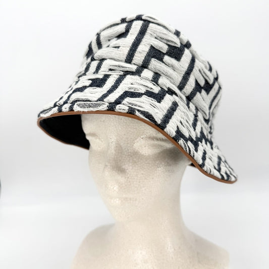 FENDI フェンディ ハット ズッカ バケットハット デニム 帽子 Lサイズ ファッションアイテム メンズ レディース FXQ958 コットン ホワイト 白 ネイビー 紺 ユニセックス【中古品】