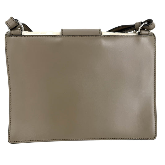 FENDI フェンディ ショルダーバッグ フラットバゲット ミディアム 7VA524 レザー キャンバス グレージュ ホワイト 白 シルバー金具 レディース【中古品】