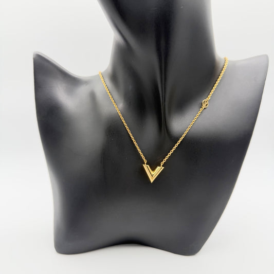 LOUIS VUITTON ルイヴィトン ネックレス エセンシャル V ペンダント アクセサリー 真鍮 M00857 ゴールド ユニセックス 約9.3g【中古品】