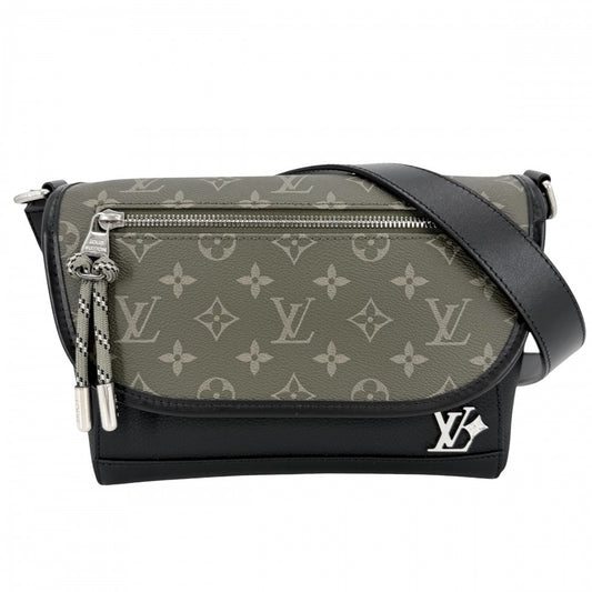LOUIS VUITTON ルイヴィトン ショルダーバッグ パルス･メッセンジャー M12625 モノグラムキャンバス カーキ ブラック 黒 シルバー金具 メンズ【中古品】