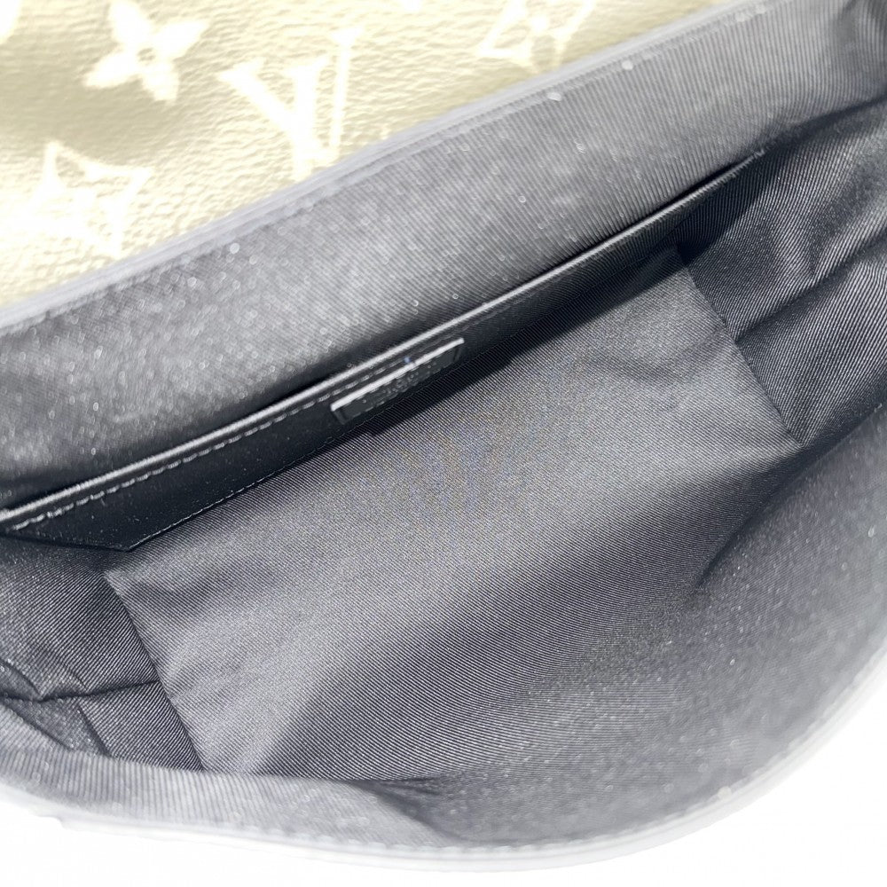 LOUIS VUITTON ルイヴィトン ショルダーバッグ パルス･メッセンジャー M12625 モノグラムキャンバス カーキ ブラック 黒 シルバー金具 メンズ【中古品】