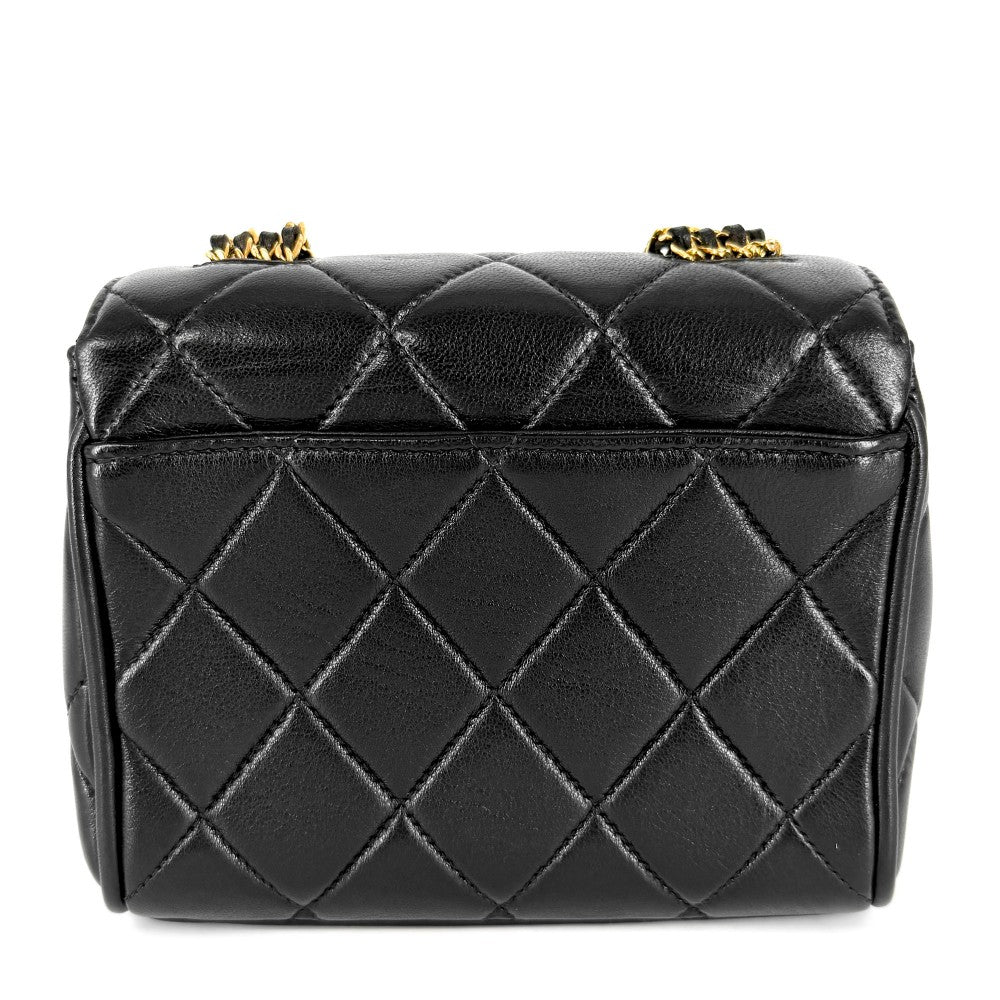 CHANEL シャネル ショルダーバッグ ミニマトラッセ 4連チェーン ターンロック Mini Matelasse ヴィンテージ ココマーク ラムスキン ブラック 黒 ゴールド金具 レディース【中古品】
