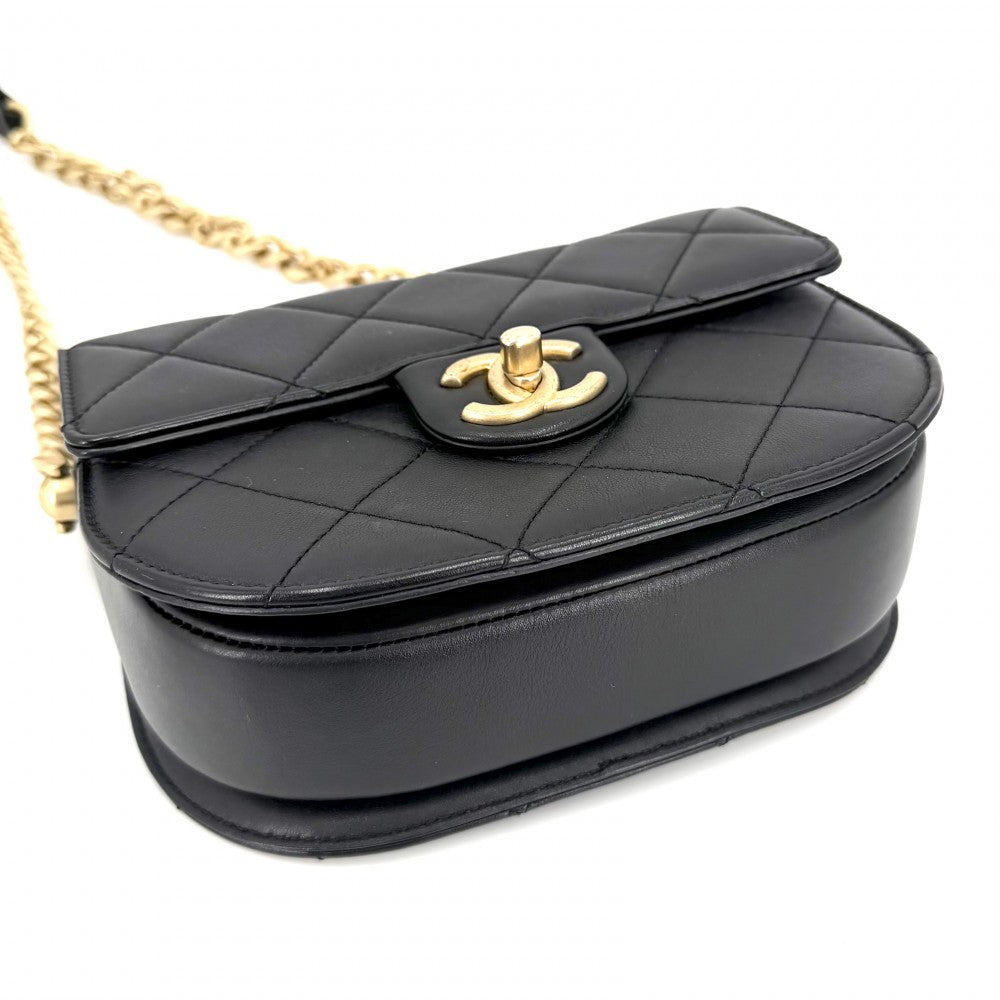 【開店SALE】 CHANEL シャネル ショルダーバッグ マトラッセ ハーフムーン ポシェット ココマーク 小さめ レザー ブラック 黒 ゴールド金具 レディース【中古品】