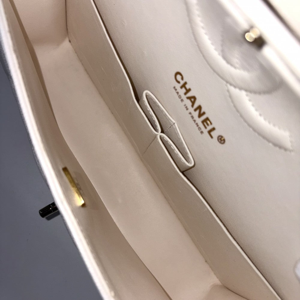 CHANEL シャネル ショルダーバッグ マトラッセ25 ダブルチェーン ダブルフラップ ココマーク ターンロック キャビアスキン ホワイト 白 ゴールド金具 レディース【中古品】