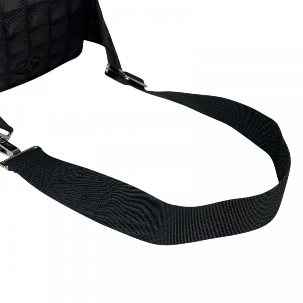 CHANEL シャネル ショルダーバッグ ニュートラベルライン　9番台 ナイロン ブラック 黒 シルバー金具 レディース【中古品】