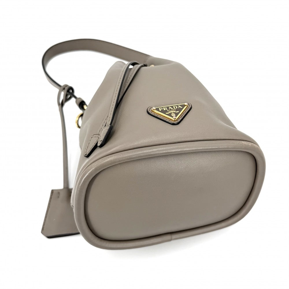 【開店SALE】 PRADA プラダ 2WAY 巾着 トライアングルロゴ ハンドバッグ ショルダーバッグ 1BE067 レザー ベージュ ゴールド金具 レディース【中古品】