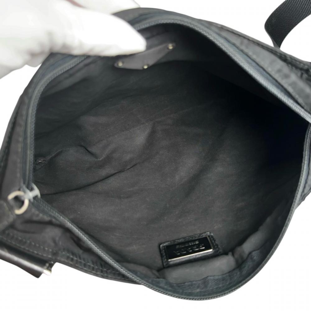 PRADA プラダ ショルダーバッグ ナイロンバッグ トライアングルロゴ ナイロン ブラック 黒 シルバー金具 レディース【中古品】