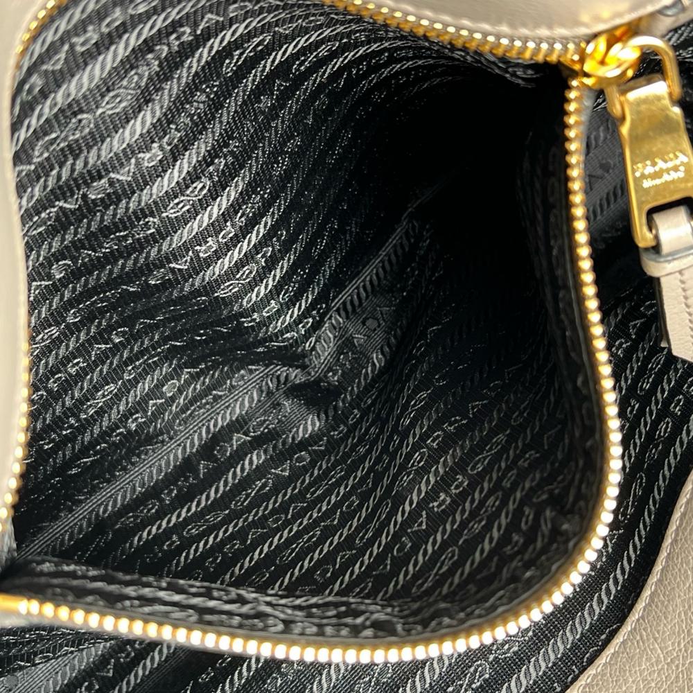 PRADA プラダ 2WAY エンボスロゴ ハンドバッグ ショルダーバッグ 1BA579 レザー グレージュ ゴールド金具 レディース【中古品】