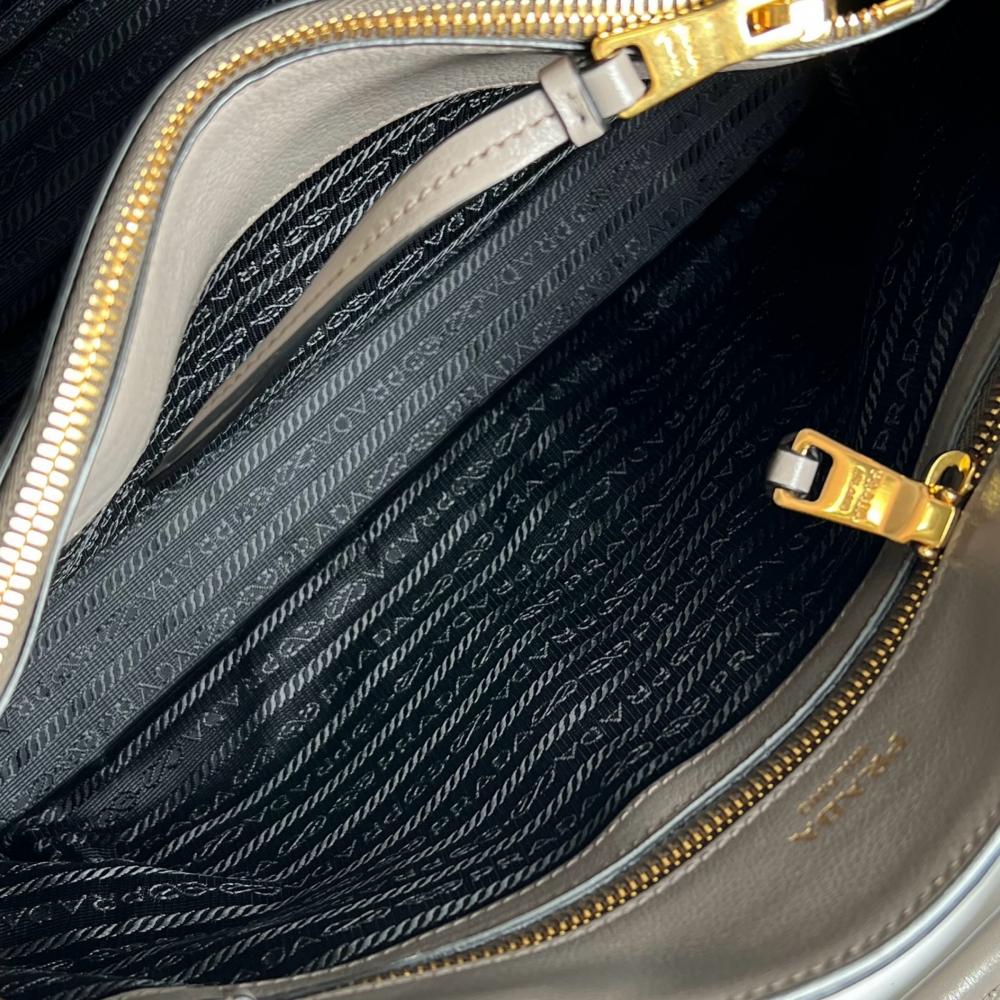 PRADA プラダ 2WAY エンボスロゴ ハンドバッグ ショルダーバッグ 1BA579 レザー グレージュ ゴールド金具 レディース【中古品】