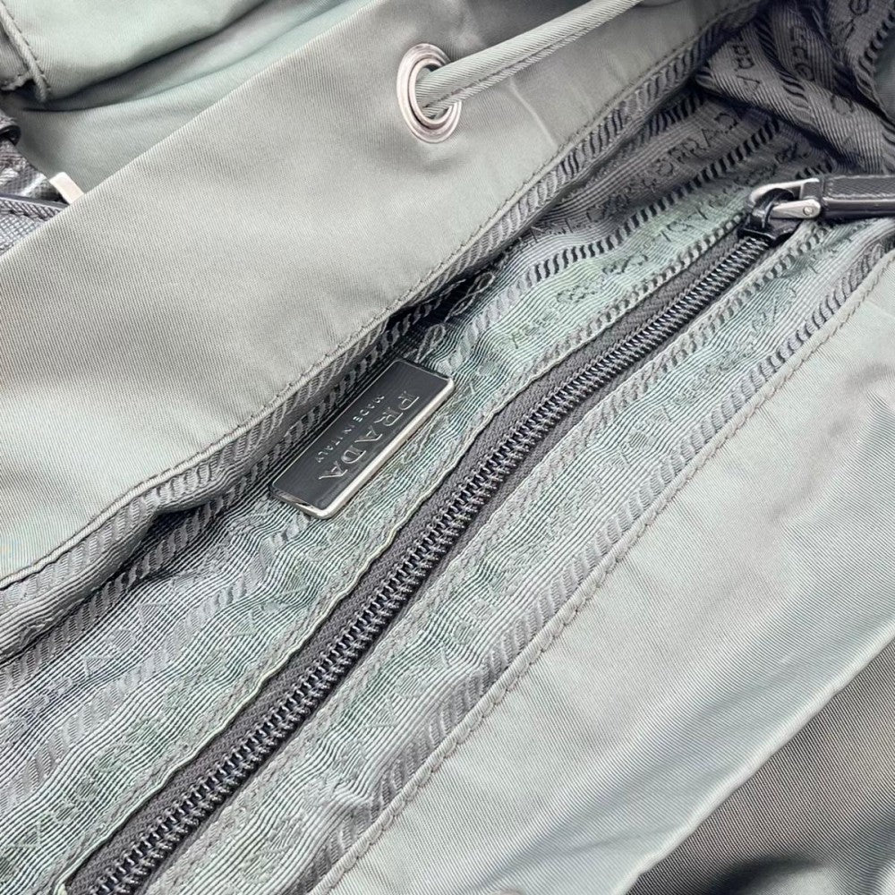 【開店SALE】 PRADA プラダ リュック 三角プレート トライアングルロゴ バックパパック オリーブ シルバー金具 メンズ【中古品】