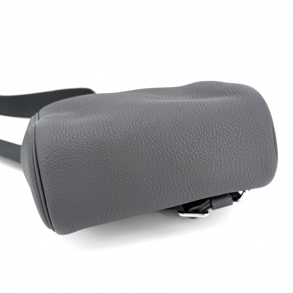 HERMES エルメス ショルダーバッグ アッカドPM クロスボディバッグ W刻印 レザー グレー シルバー金具 レディース 2024年【中古品】