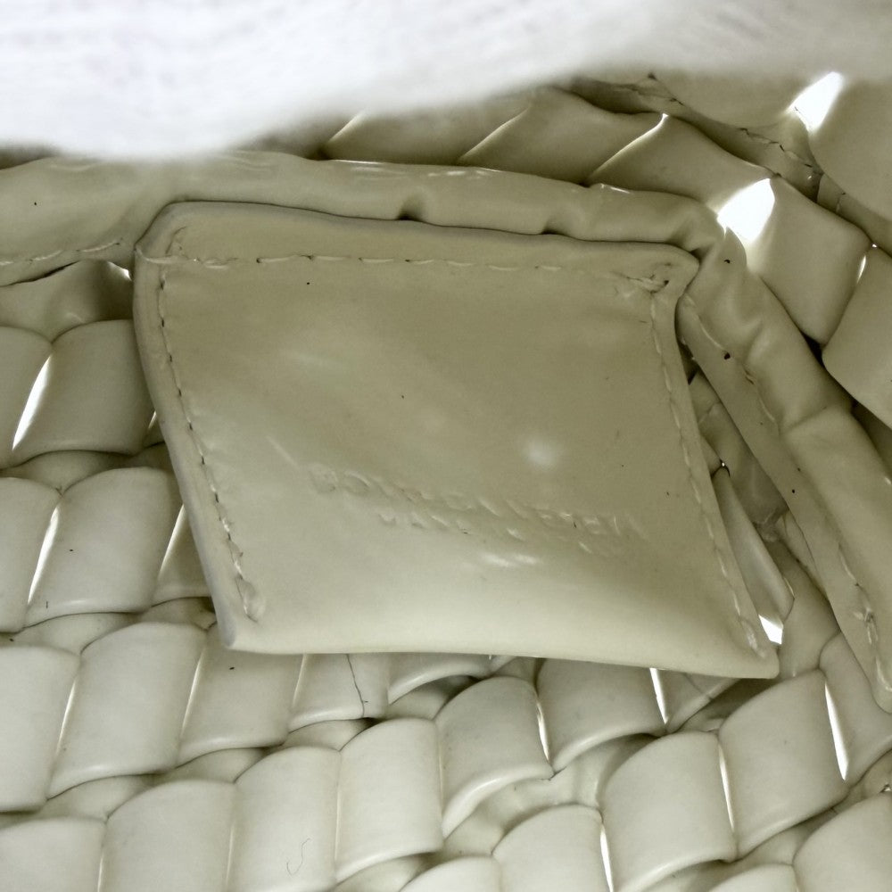 BOTTEGAVENETA ボッテガヴェネタ クラッチバッグ イントレチャート 小物入れ ポーチ エナメル ホワイト 白 シルバー金具 レディース【中古品】