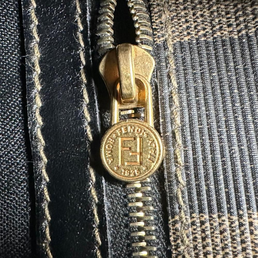 FENDI フェンディ ショルダーバッグ ペカン 巾着型 FFロゴ PVCコーティングキャンバス ブラウン 茶 ブラック 黒 ゴールド金具 レディース【中古品】