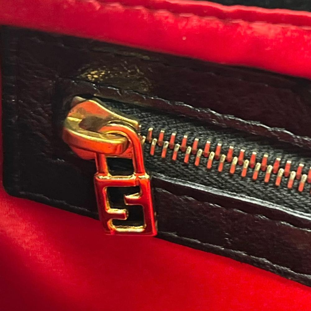 FENDI フェンディ ショルダーバッグ マンマバケット ロゴ金具 スウェード レザー ブラック 黒 レッド 赤 ゴールド金具 レディース【中古品】