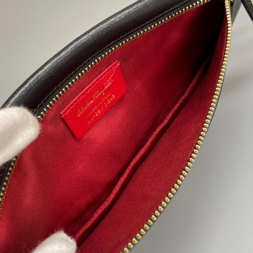 Salvatore Ferragamo サルヴァトーレフェラガモ ボディバッグ ガンチーニ AU-22 レザー ブラック 黒 ゴールド金具 メンズ【中古品】