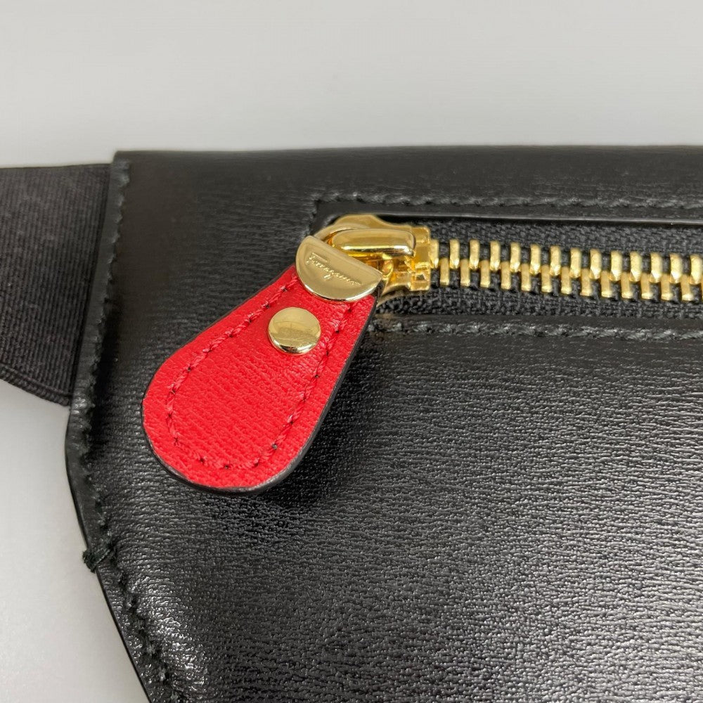 Salvatore Ferragamo サルヴァトーレフェラガモ ボディバッグ ガンチーニ AU-22 レザー ブラック 黒 ゴールド金具 メンズ【中古品】