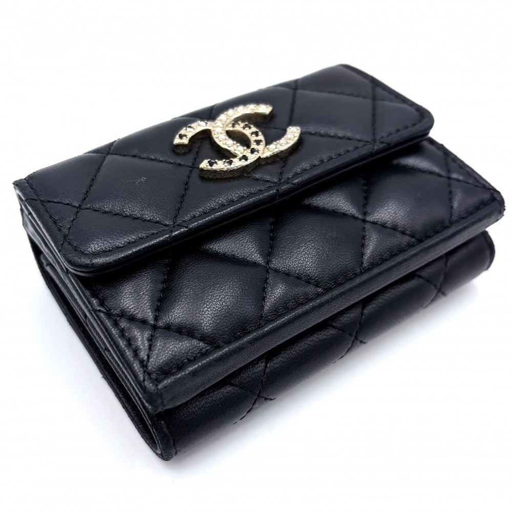 CHANEL シャネル 三つ折り財布 マトラッセ ココマーク ミニ財布 コンパクトウォレット ラムスキン ラインストーン フェイクパール ブラック 黒 ゴールド金具 レディース【中古品】