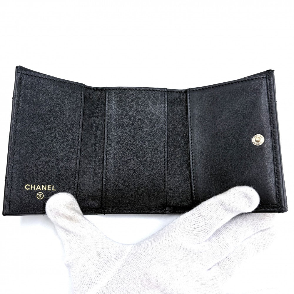 CHANEL シャネル 三つ折り財布 マトラッセ ココマーク ミニ財布 コンパクトウォレット ラムスキン ラインストーン フェイクパール ブラック 黒 ゴールド金具 レディース【中古品】