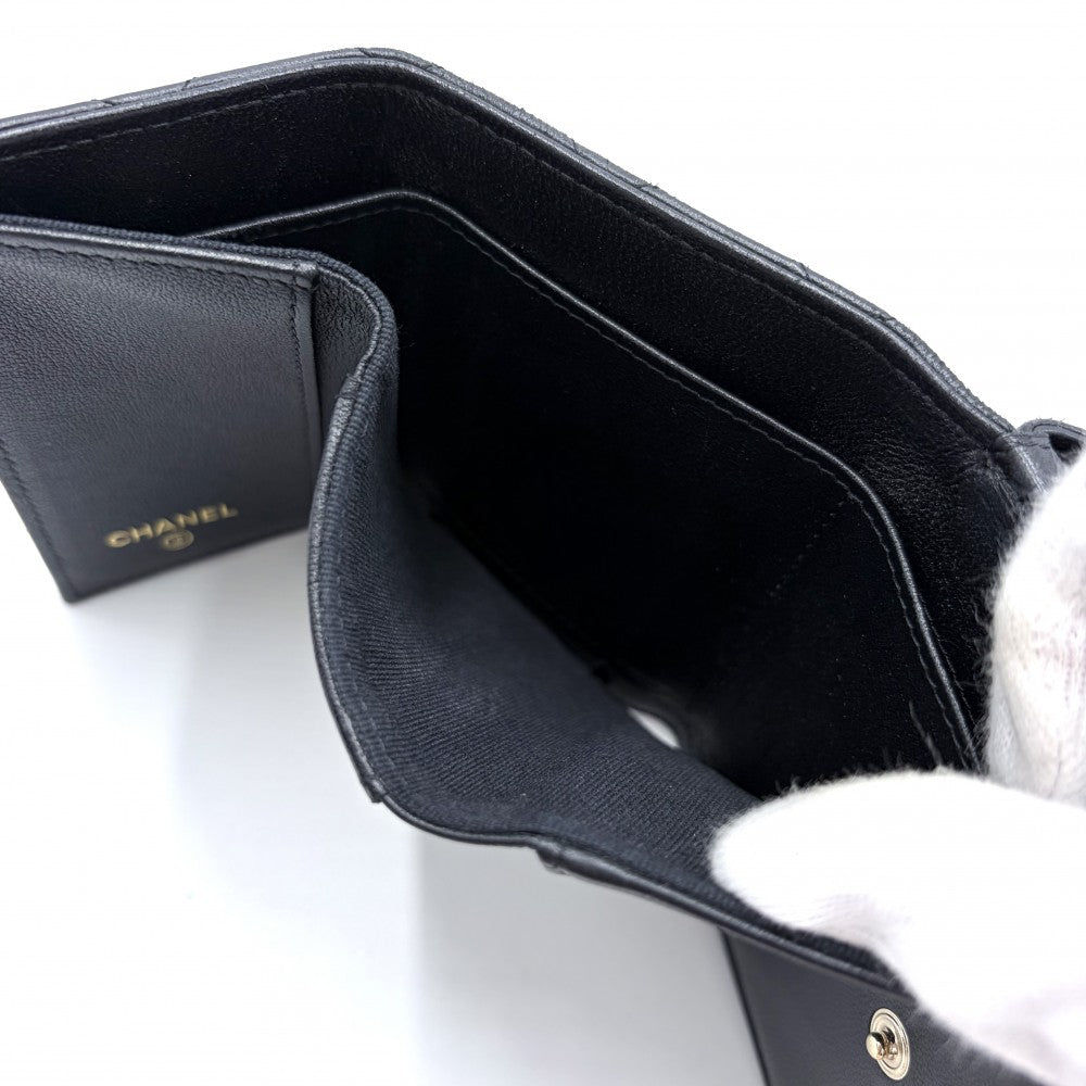 CHANEL シャネル 三つ折り財布 マトラッセ ココマーク ミニ財布 コンパクトウォレット ラムスキン ラインストーン フェイクパール ブラック 黒 ゴールド金具 レディース【中古品】