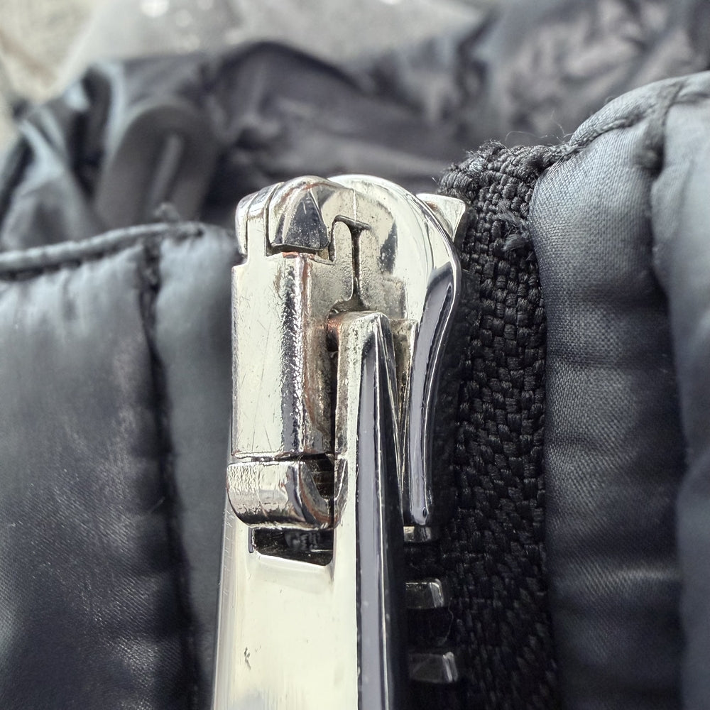 PRADA プラダ ダウンジャケット アウター トライアングルロゴ 46 SGA654 ネイビー 紺 シルバー金具 冬 ナイロン メンズ【中古品】