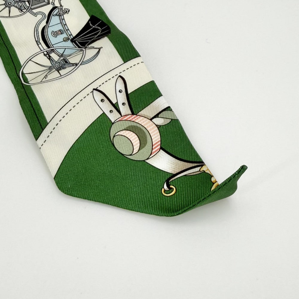 【開店SALE】 HERMES エルメス スカーフ ツイリー LES VOITURESA NOUVELLE 馬車の変遷 Twilly ファッションアイテム シルク グリーン 緑 レディース【中古品】