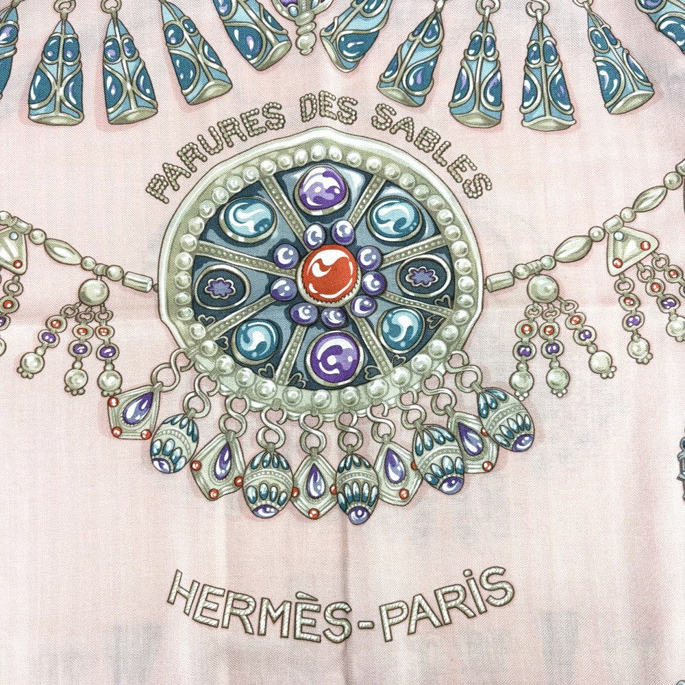 HERMES エルメス ストール カレジェアン PARURES DES SABLES スカーフ 大判 ファッションアイテム 砂漠のアクセサリー カレ140 カシミヤ シルク ピンク パープル 紫
 レディース【中古品】