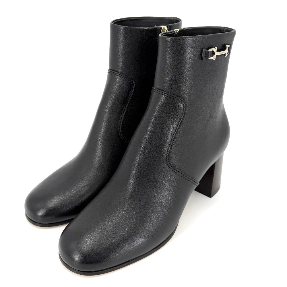 【開店SALE】 Salvatore Ferragamo サルヴァトーレフェラガモ ブーツ ガンチーニ Otello ショートブーツ アンクルブーツ ラウンドトゥ 靴 サイズ6 約23.5cm 秋 冬 カーフ ブラック 黒 ゴールド金具 レディース【中古品】