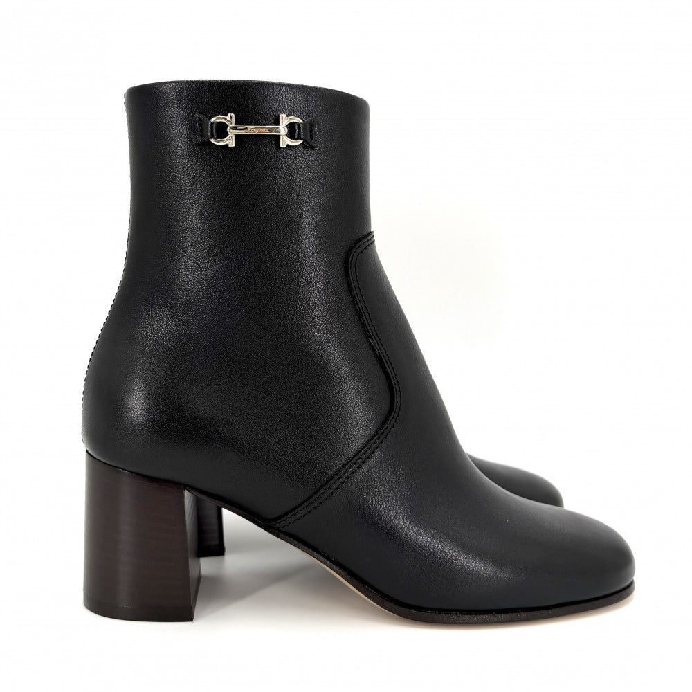 【秋物特集】 Salvatore Ferragamo サルヴァトーレフェラガモ ブーツ ガンチーニ Otello ショートブーツ アンクルブーツ ラウンドトゥ 靴 サイズ6 約23.5cm 秋 冬 カーフ ブラック 黒 ゴールド金具 レディース【中古品】