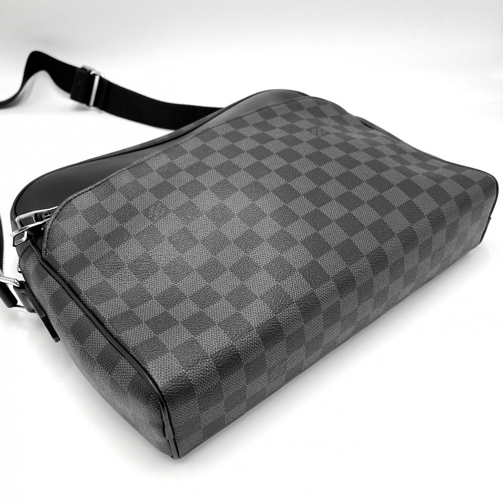 LOUIS VUITTON ルイヴィトン ショルダーバッグ デイトンMM N41409 ダミエグラフィットキャンバス ブラック 黒 グレー シルバー金具 メンズ【中古品】