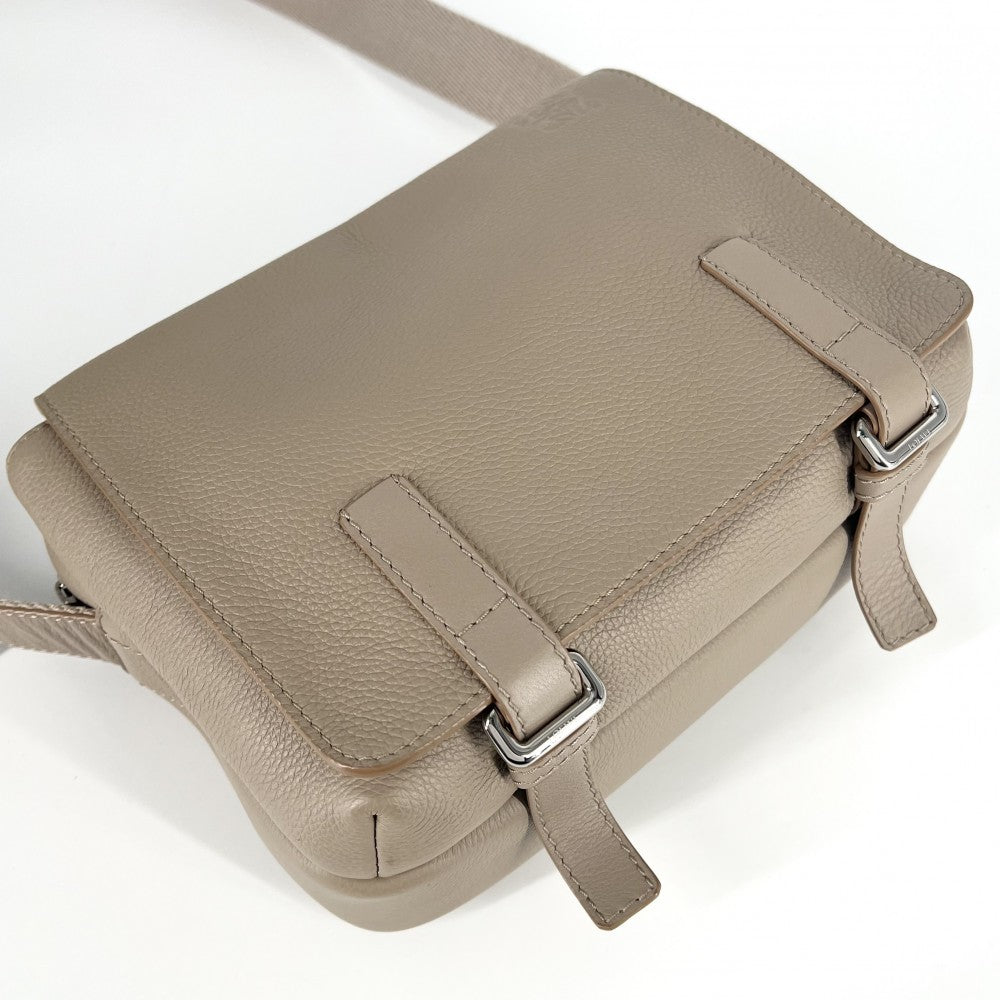 LOEWE ロエベ ショルダーバッグ アナグラム ミリタリー メッセンジャーバッグ XS レザー ベージュ シルバー金具 メンズ【中古品】