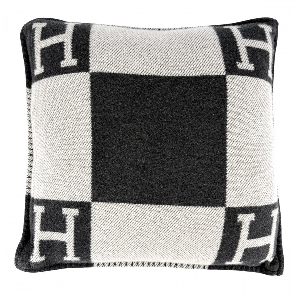 【開店SALE】 HERMES エルメス 雑貨 クッション アヴァロンPM Hロゴ インテリア メンズ レディース ウール カシミヤ ダークグレー ホワイト 白 ユニセックス【中古品】