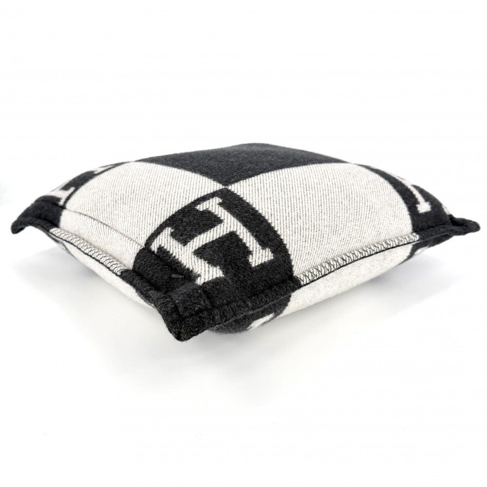 【開店SALE】 HERMES エルメス 雑貨 クッション アヴァロンPM Hロゴ インテリア メンズ レディース ウール カシミヤ ダークグレー ホワイト 白 ユニセックス【中古品】