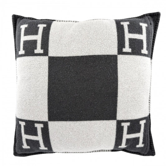【開店SALE】 HERMES エルメス 雑貨 クッション アヴァロンGM Hロゴ インテリア メンズ レディース ウール カシミヤ ダークグレー ホワイト 白 ユニセックス【中古品】