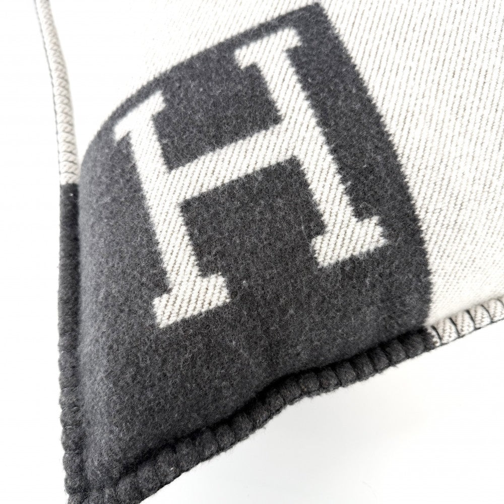 【開店SALE】 HERMES エルメス 雑貨 クッション アヴァロンGM Hロゴ インテリア メンズ レディース ウール カシミヤ ダークグレー ホワイト 白 ユニセックス【中古品】