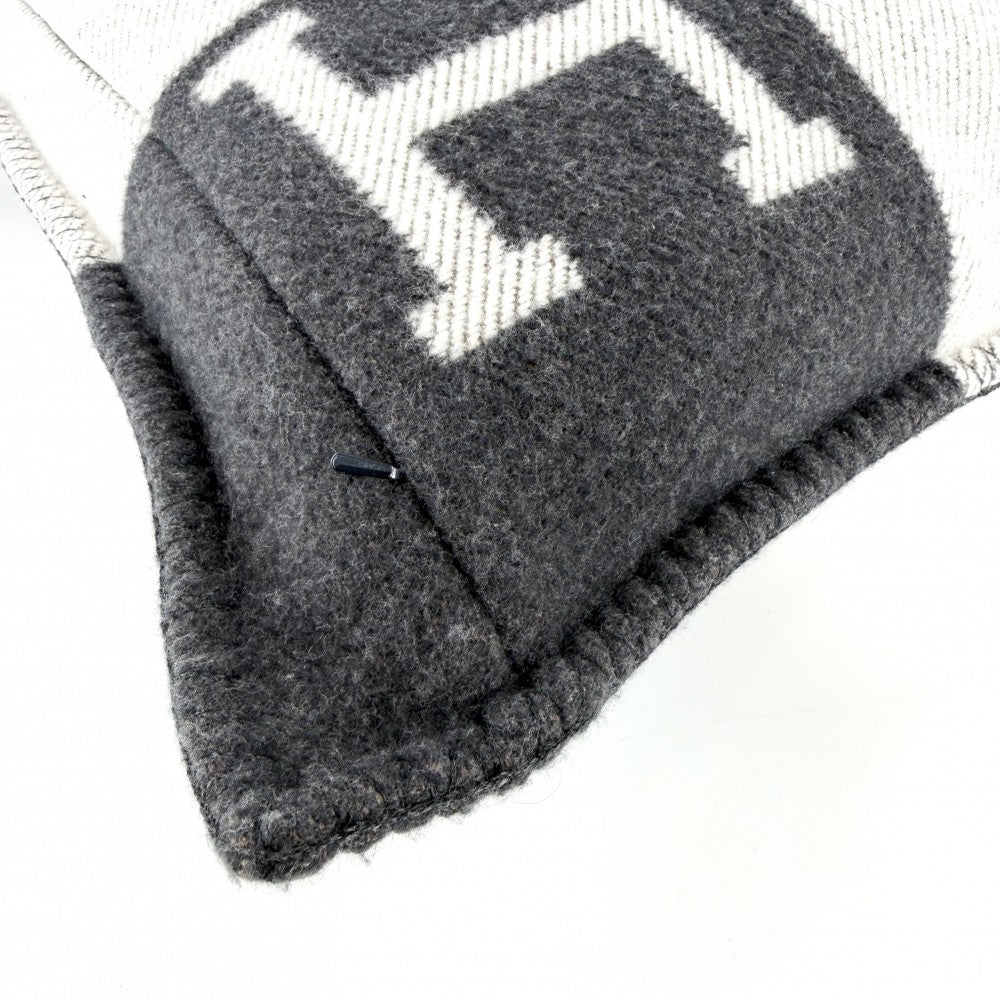 【開店SALE】 HERMES エルメス 雑貨 クッション アヴァロンGM Hロゴ インテリア メンズ レディース ウール カシミヤ ダークグレー ホワイト 白 ユニセックス【中古品】