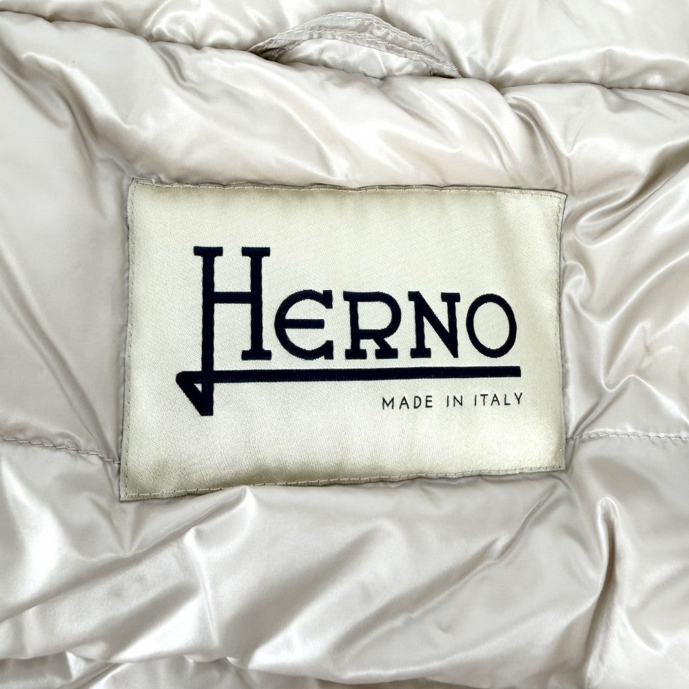 Herno ヘルノ ダウンジャケット フラッフィー ボーダー ケープジャケット スタンドカラー アウター ダウンコート ファッション 40 ベージュ ゴールド金具 冬 レディース【中古品】
