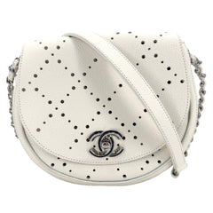 CHANEL シャネル ショルダーバッグ パンチング ポシェット ココマーク 小さめ レザー ホワイト 白 シルバー金具 レディース【中古品】