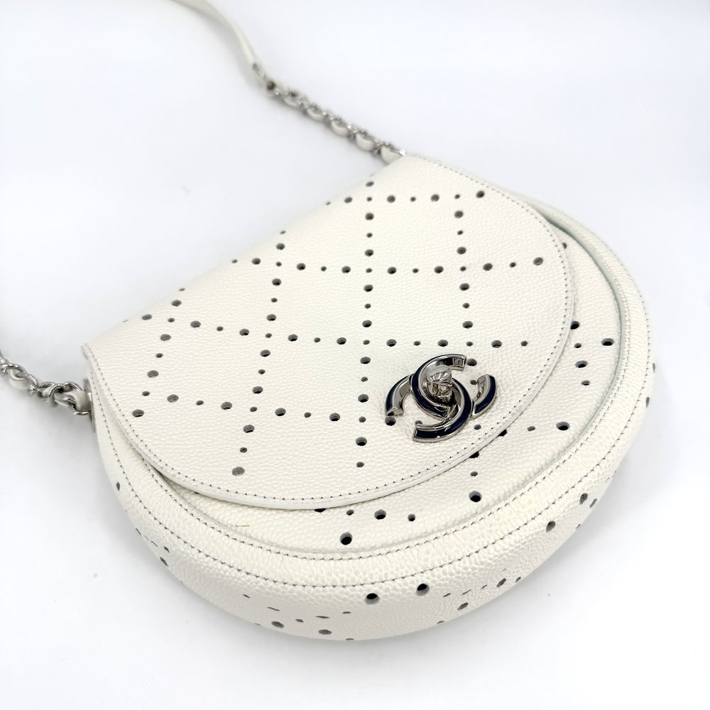 CHANEL シャネル ショルダーバッグ パンチング ポシェット ココマーク 小さめ レザー ホワイト 白 シルバー金具 レディース【中古品】