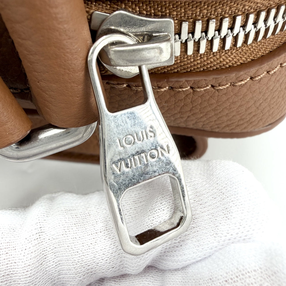 LOUIS VUITTON ルイヴィトン ショルダーバッグ LVアエログラム ボーディング･メッセンジャー M25981 レザー ブラウン 茶 シルバー金具 メンズ【中古品】