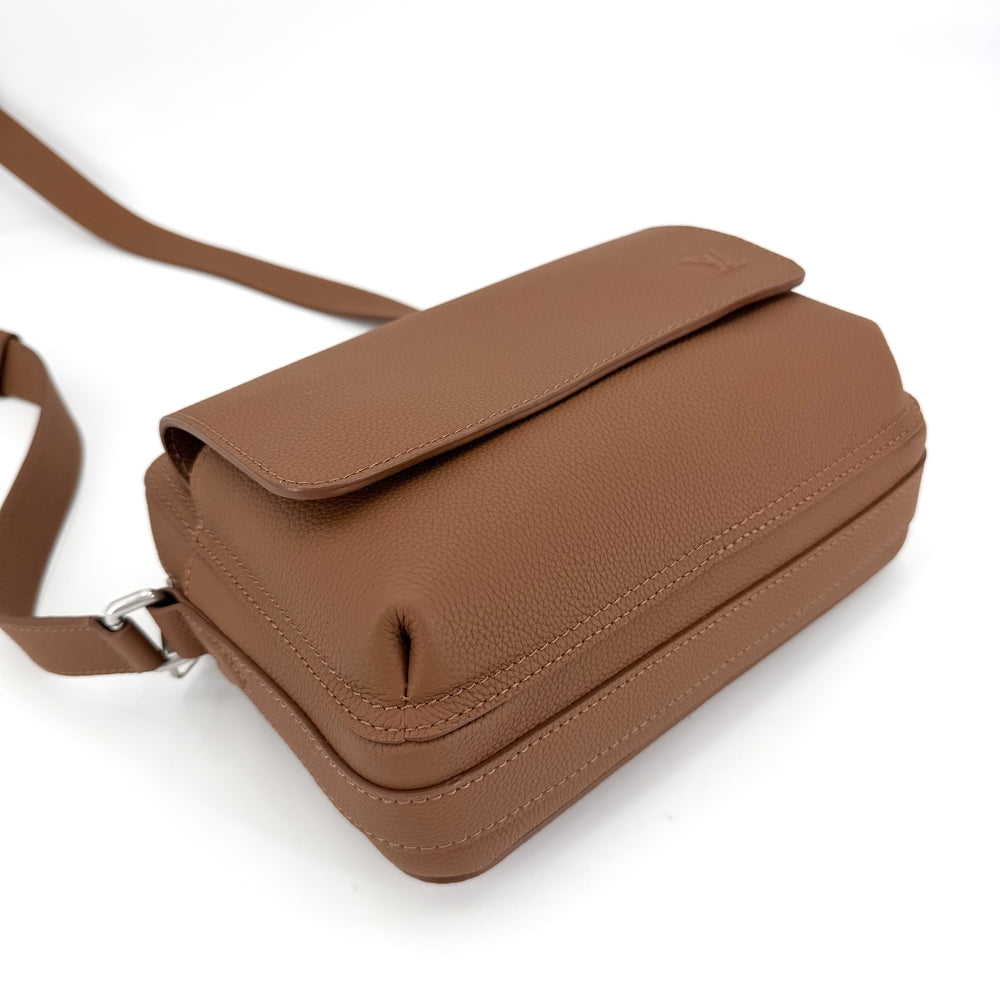 LOUIS VUITTON ルイヴィトン ショルダーバッグ LVアエログラム ボーディング･メッセンジャー M25981 レザー ブラウン 茶 シルバー金具 メンズ【中古品】