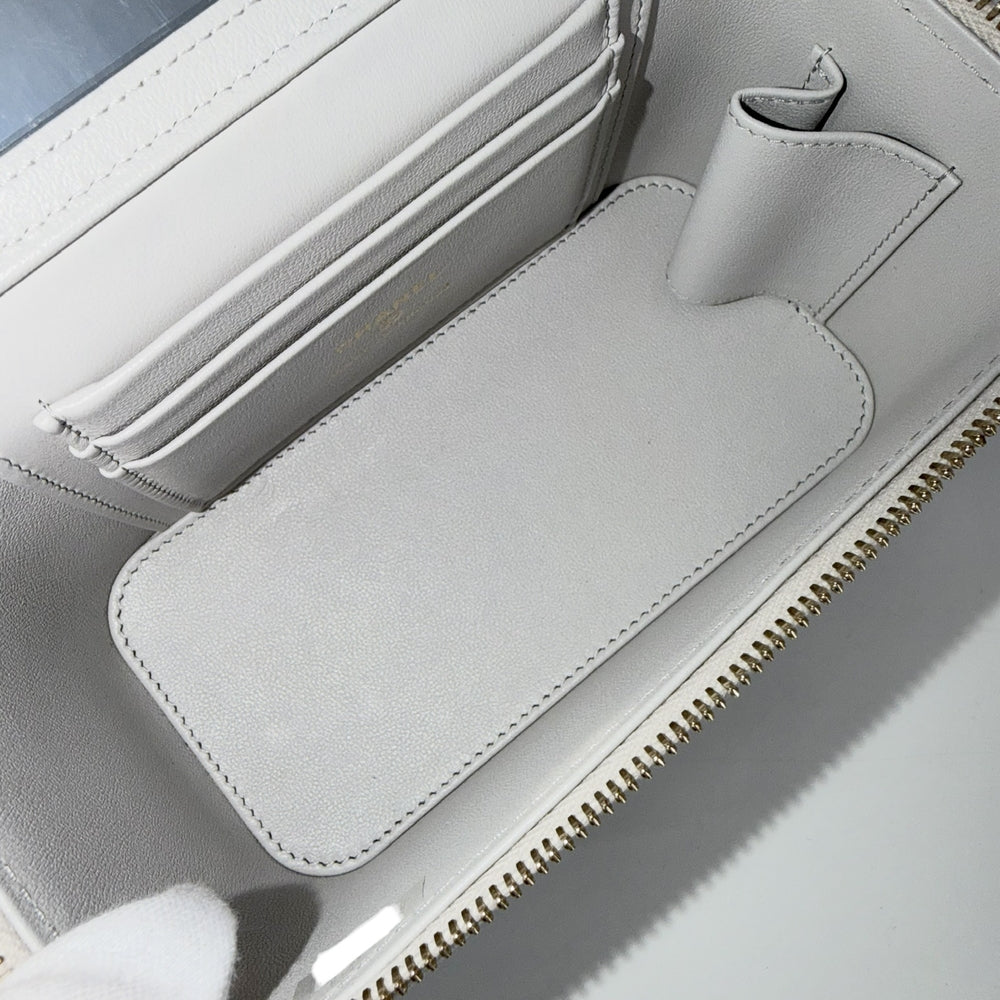 CHANEL シャネル ショルダーバッグ マトラッセ ヴァニティケース キルティングレザー ココマーク ラムスキン ライトブルー シルバー金具 レディース【中古品】