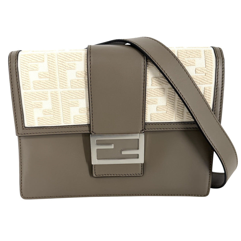 FENDI フェンディ ショルダーバッグ フラットバゲット ミディアム 7VA524 レザー キャンバス グレージュ ホワイト 白 シルバー金具 レディース【中古品】
