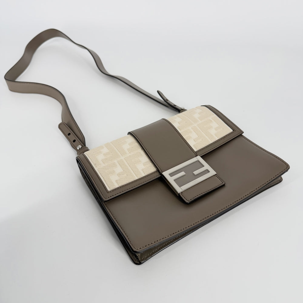 FENDI フェンディ ショルダーバッグ フラットバゲット ミディアム 7VA524 レザー キャンバス グレージュ ホワイト 白 シルバー金具 レディース【中古品】