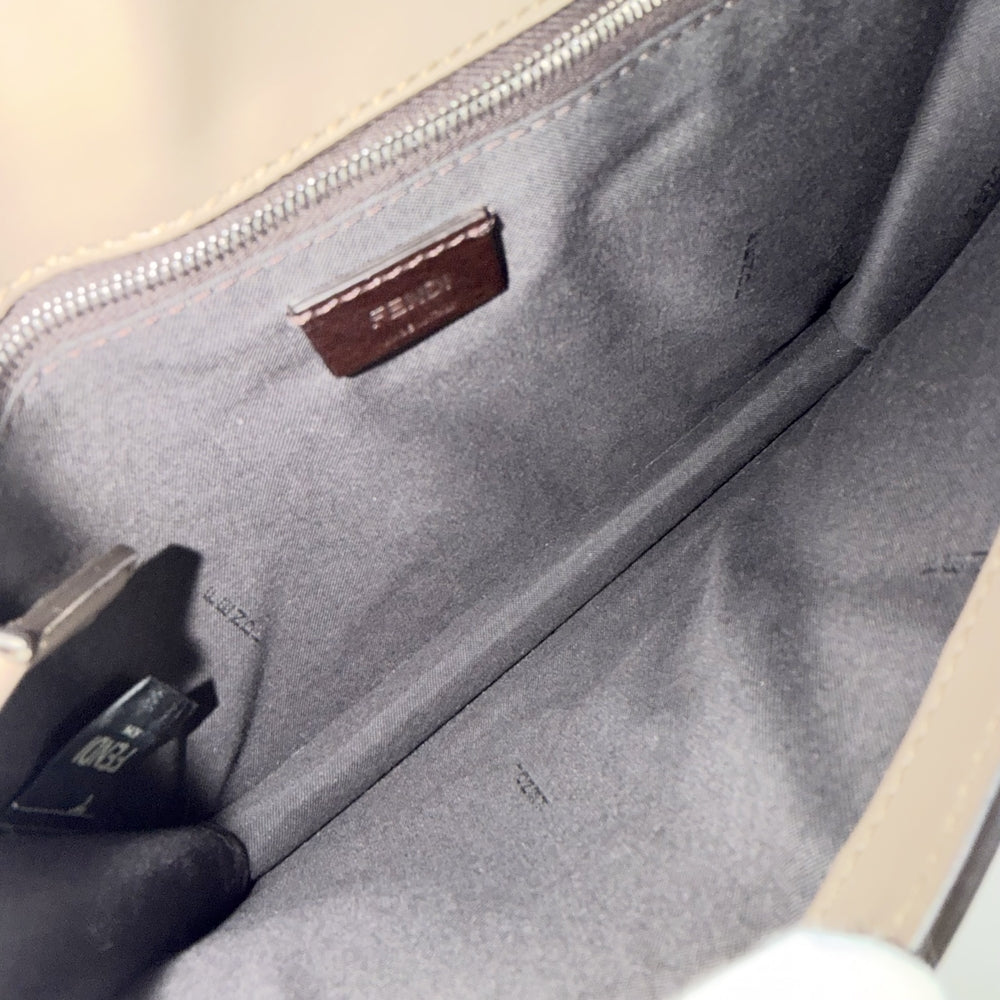 FENDI フェンディ ショルダーバッグ フラットバゲット ミディアム 7VA524 レザー キャンバス グレージュ ホワイト 白 シルバー金具 レディース【中古品】