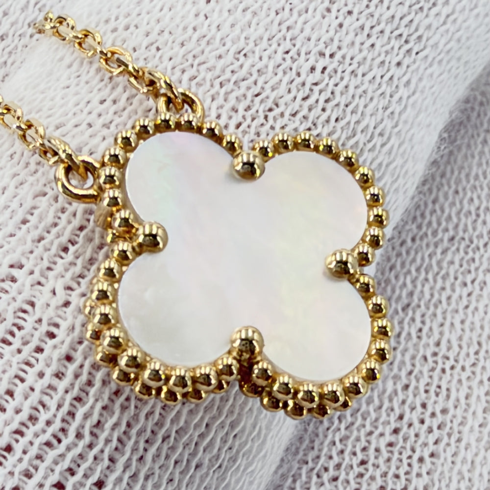 Van Cleef & Arpels ヴァンクリーフ＆アーペル ネックレス ヴィンテージ　アルハンブラ ペンダント マザーオブパール 18金YG 750 ジュエリー アクセサリー K18イエローゴールド マザーオブパール ホワイト 白 レディース 約5.2g【中古品】
